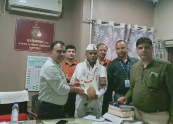 वांगण सुळे येथील पोलीस पाटील चौधरी यांना उत्कृष्ट सन्मान पत्र