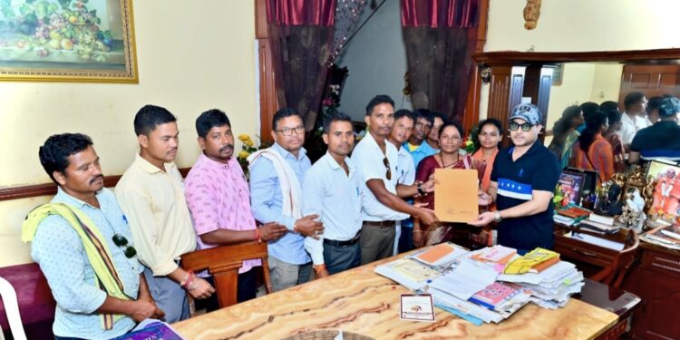 मंजूर झालेल्या 33 केव्ही सब-स्टेशनचे काम तातडीने सुरु करून पूर्ण करावे-कसमसूर क्षेत्रातील गावाकऱ्यांचे माजी राज्यमंत्री राजे अंब्रीशराव आत्राम यांना निवेदन.*