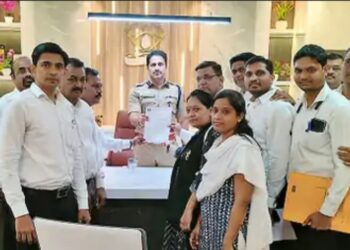 पोलीस निरीक्षक कारवाई साठी वकील संघटनाचे काम बंद आंदोलन……!