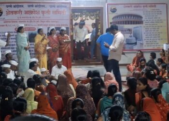 कानगांव शेतकरी आक्रोश कृती समिती च्या वतीने आठवडे बाजार व गाव कडकडीत बंद