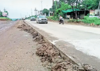 जामनेर रोड चे कोंक रिटीकरण रेंगाळले, जेमतेम पंधरा दिवसापूर्वी कोंकरीट रस्त्यावर खड्डे…..!