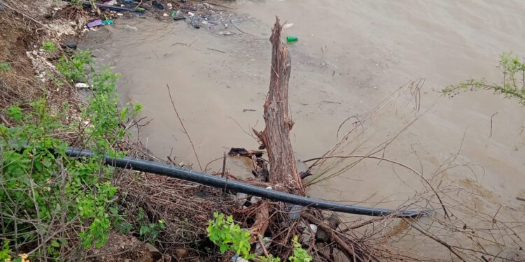 नागापूर, ” वान धरणाला सांडव्याच्या जवळील पायऱ्या शेजारी असणाऱ्या पिचिंग चा काही भाग पाण्याच्या अति वेगाने खचला असून त्यामुळे धरणाच्या भिंतीला धोका निर्माण झाला आहे.