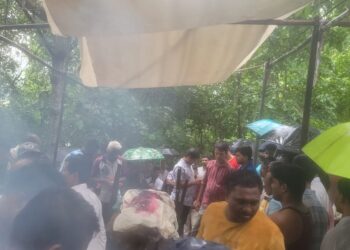 भर पावसात ताडपत्रीखाली अंत्यविधी… नेहरूनगर बाईतवाडीतील ग्रामस्थांची स्मशानभूमीच्या दुरवस्थेमुळे तगमग