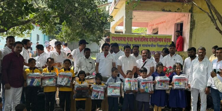 लालबागचा राजा सार्वजनिक गणेशोत्सव मंडळचे मानद सचिव, शिवसेना सचिव सुधीर साळवी आणि शिवसेना आमदार कैलास पाटील ह्यांच्यामार्फत आज पूरग्रस्त धाराशिव जिल्हा कळंब तालुका तसेच सोलापूर जिल्यातील माढा तालुक्यातील ५००० शालेय विद्यार्थ्यांना सर्व प्रकारच्या शालेय वस्तूंचे वाटप करण्यात आले.