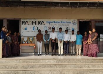 स्वतंञ भारताचे पहिले पंतप्रधान पंडीत जवाहरलाल नेहरु यांची जयंती राधिका स्कुल मधे उत्साहात साजरी