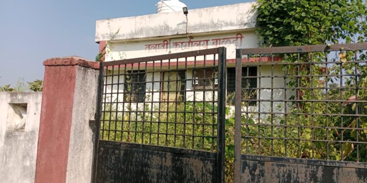 बाळदी तलाठी कार्यालयाला लागली गाजर गवताची एलर्जी