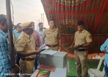 कुंडलवाडीत एसएसटी पथकाची मोठी कारवाई – २१ लाख ५० हजार रुपये, बंदूक आणि वाहन जप्त