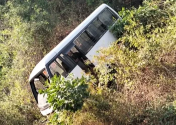 🚨 BREAKING | रत्नागिरीत मिनीबस दरीत कोसळली; एकाचा मृत्यू, दहाजण जखमी