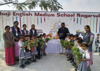 जर बाबाजी इंग्लिश मीडीयम स्कुलमध्ये सेंद्रिय शेती उपक्रम राबवुन विद्यार्थ्यांना प्रत्यक्ष अनुभव