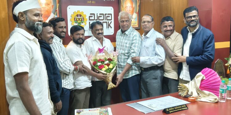 श्री. अशोकअण्णा चराटी, यांची दि आजरा अर्बन बँक लि., आजराच्या चेअरमन पदी बिनविरोध निवड झाल्याने सत्कार.