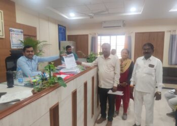 ​जत तालुका जिल्हा घोषित करा आणि शक्तीपीठ महामार्ग जत मधून न्या; शिवसेनेतर्फे उपविभागीय अधिकाऱ्यांना निवेदन