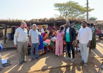 कोलामगुडा, जनकापुर येथे कपडे व तीळगुळाचे वाटप