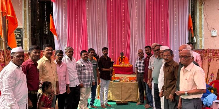 दापोली : समुद्रकिनारी वसलेल्या आडे येथे शिवभक्त मंडळाच्या पुढाकाराने शिवजन्मोत्सव जल्लोषात