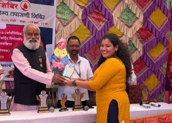 रक्तदान शिबिरात श्रुती सुतार हिचा गौरव