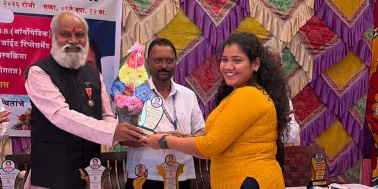 रक्तदान शिबिरात श्रुती सुतार हिचा गौरव