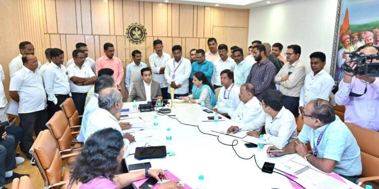 कोकणातील आंबा बागायतदारांना शासनाची मदत; मंत्रालयात पालकमंत्र्यांच्या उपस्थितीत बैठक