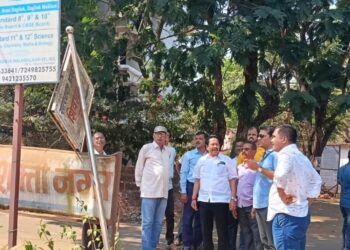 नगराध्यक्ष संदेश पारकर व उपनगराध्यक्ष सुशांत नाईक यांची शिवशक्तीनगर येथे पाहणी