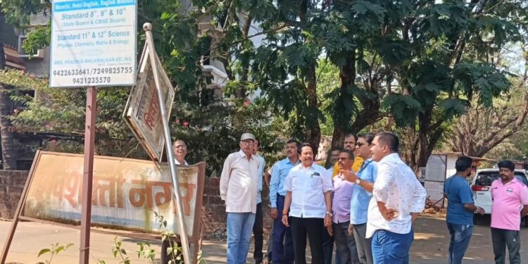 नगराध्यक्ष संदेश पारकर व उपनगराध्यक्ष सुशांत नाईक यांची शिवशक्तीनगर येथे पाहणी