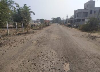 कमान वेस ते ऑक्सिजन पार्क रस्त्याचे भाग्य कधी उजाडणार ? रस्त्यावर खड्ड्यांचे साम्राज्य: अपघातांना निमंत्रण