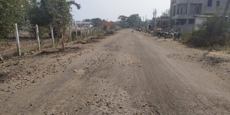 कमान वेस ते ऑक्सिजन पार्क रस्त्याचे भाग्य कधी उजाडणार ? रस्त्यावर खड्ड्यांचे साम्राज्य: अपघातांना निमंत्रण