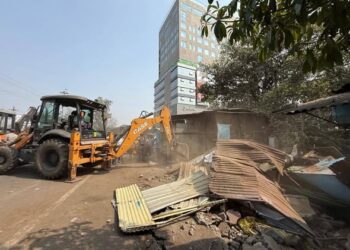 अनधिकृत खोक्यांवर महापालिकेचा हातोडा’; अनेक वर्षांपासून ठाण मांडून बसलेल्या खोक्यांवर महापालिकेने चालवला जेसीबी