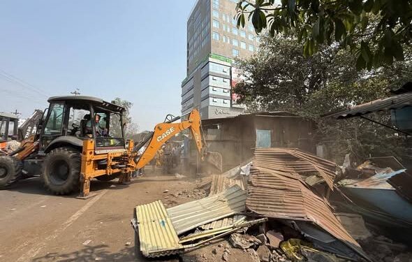 अनधिकृत खोक्यांवर महापालिकेचा हातोडा’; अनेक वर्षांपासून ठाण मांडून बसलेल्या खोक्यांवर महापालिकेने चालवला जेसीबी