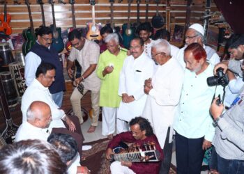 मिरजेतील ऐतिहासिक आणि सांस्कृतिक केंद्र असणाऱ्या सितार निर्मिती केंद्राना मंत्री आशिष शेलार यांनी दिली भेट