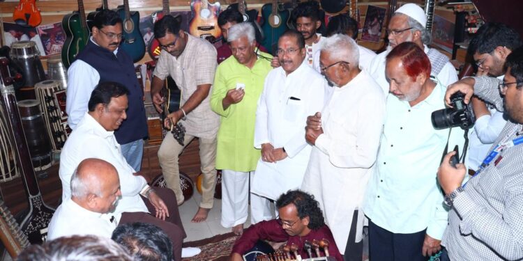 मिरजेतील ऐतिहासिक आणि सांस्कृतिक केंद्र असणाऱ्या सितार निर्मिती केंद्राना मंत्री आशिष शेलार यांनी दिली भेट