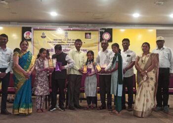 मराठी भाषा संवर्धन स्पर्धेत आजऱ्याच्या व्यंकटराव हायस्कूलचे देदीप्यमान यश; जिल्हाधिकारी अमोल येडगे यांच्या हस्ते गौरव!