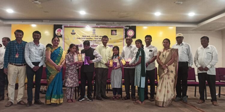 मराठी भाषा संवर्धन स्पर्धेत आजऱ्याच्या व्यंकटराव हायस्कूलचे देदीप्यमान यश; जिल्हाधिकारी अमोल येडगे यांच्या हस्ते गौरव!