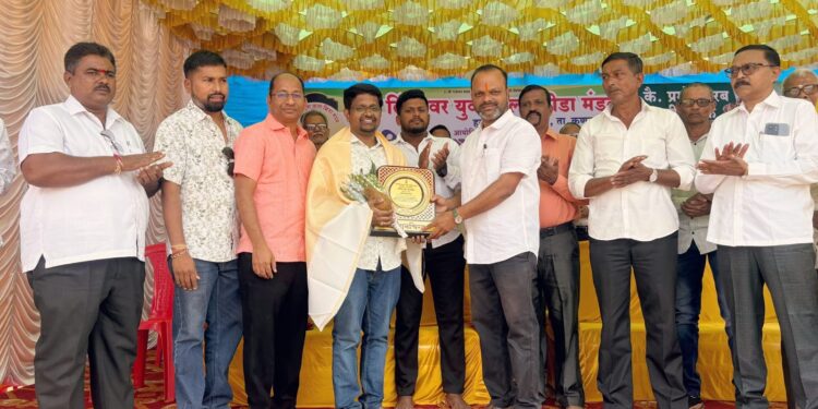 ЁЯФ┤ рд▓рд┐рдВрдЧреЗрд╢реНрд╡рд░ рдпреБрд╡рд╛ рдХрд▓рд╛ рдХреНрд░реАрдбрд╛ рдордВрдбрд│ рд╣рд│рд╡рд▓ (рдкрд░рдмрд╡рд╛рдбреА) рдпрд╛рдВрдЪрд╛ рдпрдВрджрд╛рдЪрд╛ рд╕рдорд╛рдЬрдорд┐рддреНрд░ рдкреБрд░рд╕реНрдХрд╛рд░ рдЬрд╛рд╣реАрд░.. рд╕рд╛рдорд╛рдЬрд┐рдХ рдХрд╛рд░реНрдпрдХрд░реНрддреЗ, рд░рдХреНрддрдорд┐рддреНрд░ рдЕрдореЗрдп рдордбрд╡ рдпрд╛рдВрдирд╛ “рд╕рдорд╛рдЬрдорд┐рддреНрд░” рдкреБрд░рд╕реНрдХрд╛рд░ рдкреНрд░рджрд╛рди… ЁЯФ┤