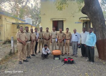 बेकायदेशी गांजा वाहतूक करणाऱ्या तरुणाला थाळनेर पोलिसांनी घेतले ताब्यात. कारवाईत १० किलो गांजा जप्त.