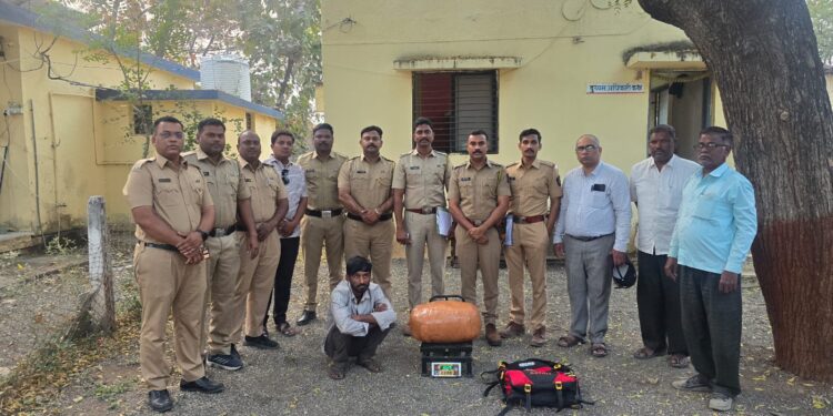 बेकायदेशी गांजा वाहतूक करणाऱ्या तरुणाला थाळनेर पोलिसांनी घेतले ताब्यात. कारवाईत १० किलो गांजा जप्त.