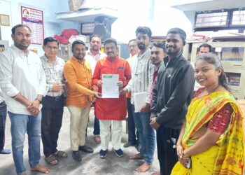 अर्थसंकल्पीय अधिवेशनात आदिवासी समाजाच्या हिताचे प्रश्न मांडावेत – आमदार देवरावदादा भोंगळे यांना निवेदन