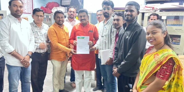 अर्थसंकल्पीय अधिवेशनात आदिवासी समाजाच्या हिताचे प्रश्न मांडावेत – आमदार देवरावदादा भोंगळे यांना निवेदन