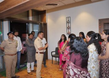 विद्यार्थ्यांच्या सुरक्षिततेसाठी पोलीस प्रशासन कटिबद्ध : जिल्हा पोलीस अधीक्षक श्री अमोल तांबे यांची ट्युशन एरिया भेटीदरम्यान वेणूताई गर्ल्स हॉस्टेलला भेट; ट्युशन परिसरातील अडचणी जाणून घेत दिले तात्काळ उपाययोजनेचे आदेश…