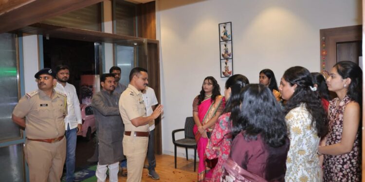 विद्यार्थ्यांच्या सुरक्षिततेसाठी पोलीस प्रशासन कटिबद्ध : जिल्हा पोलीस अधीक्षक श्री अमोल तांबे यांची ट्युशन एरिया भेटीदरम्यान वेणूताई गर्ल्स हॉस्टेलला भेट; ट्युशन परिसरातील अडचणी जाणून घेत दिले तात्काळ उपाययोजनेचे आदेश…