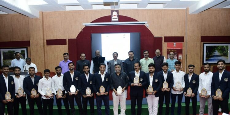 के. के. एम. महाविद्यालयाच्या गुणवंत खेळाडू व प्रशिक्षकांचा विद्यापीठाच्या वतीने सत्कार