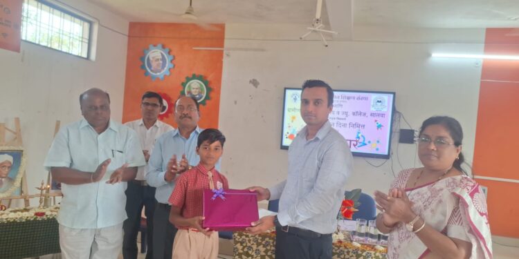 ग्रामीण विकास विद्यालयात राष्ट्रीय विज्ञान दिन उत्साहात साजरा