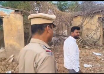 लेबर कॉलनी येथील पोलीस वसाहतीची पोलीस अधीक्षकांची पाहणी जीर्ण क्वार्टर्सच्या जागी नवीन सुसज्ज इमारती उभारण्याचा निर्णय; अवैध प्रकारांवर कडक कारवाईचे निर्देश.