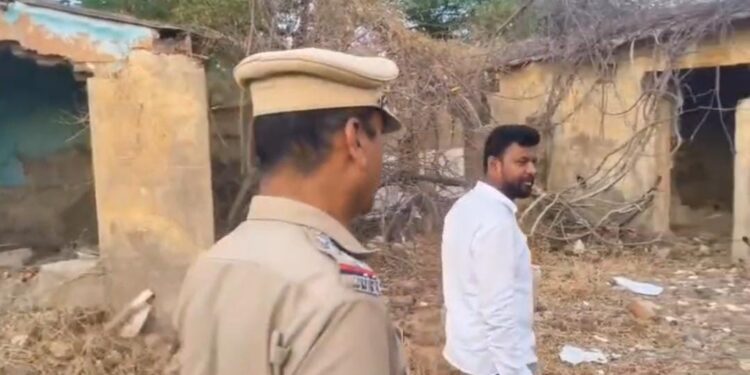 लेबर कॉलनी येथील पोलीस वसाहतीची पोलीस अधीक्षकांची पाहणी जीर्ण क्वार्टर्सच्या जागी नवीन सुसज्ज इमारती उभारण्याचा निर्णय; अवैध प्रकारांवर कडक कारवाईचे निर्देश.