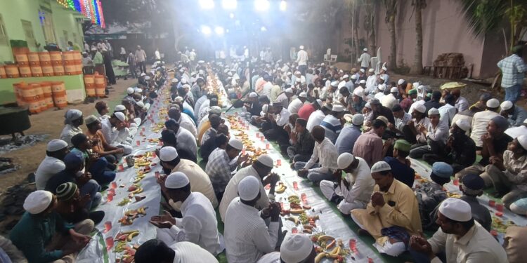 “नफरत मिटाकर मोहब्बत की बात करते हैं, चलो साथ मिलकर इफ्तार करते हैं!”