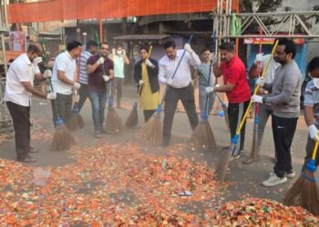 शिवजन्मोत्सव उत्सावानंतर स्वच्छतेसाठी स्वतः जिल्हाधिकारी अशोक काकडे यांनी घेतला हाती झाडू