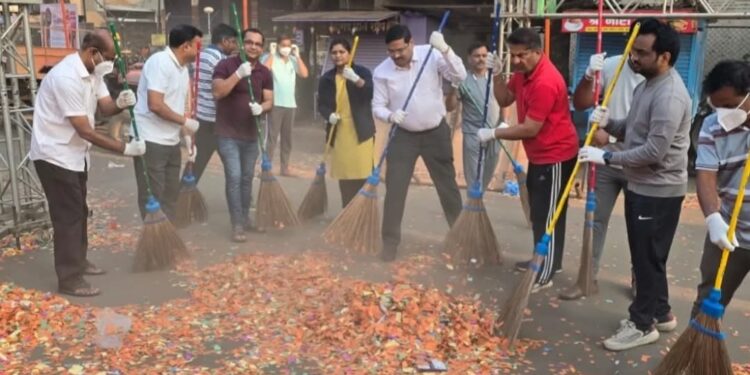 शिवजन्मोत्सव उत्सावानंतर स्वच्छतेसाठी स्वतः जिल्हाधिकारी अशोक काकडे यांनी घेतला हाती झाडू