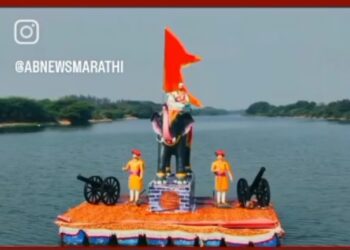 अकलुज मध्ये नदीत साकारला हत्तीवरील शिवरायांचा पुतळा