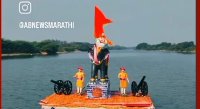 अकलुज मध्ये नदीत साकारला हत्तीवरील शिवरायांचा पुतळा