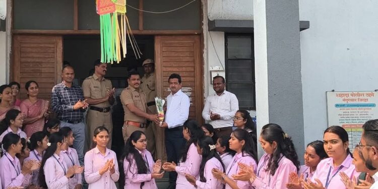 ◆ शहादा येथील औषधनिर्माणशास्त्र महाविद्यालयातील विद्यार्थीनीनी आत्मनिर्भर युवती अभियान अंतर्गत शहादा पोलिस स्टेशनला क्षेत्रभेट; जाणून घेतली माहिती.. ◆