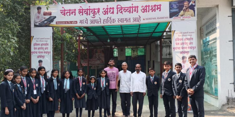 जिजाऊ इंग्लिश स्कूल रिठदचा अन्न बँक उपक्रम; धान्य अंध-दिव्यांग आश्रमाला सुपूर्द