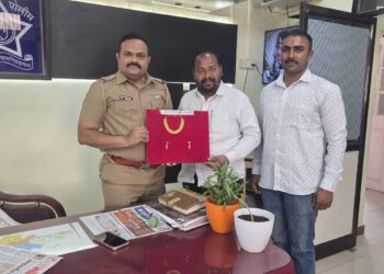 करमाळा पोलिसांची मोठी कामगिरी; चोरीस गेलेले २.१० लाखांचे सोने हस्तगत करून फिर्यादीस परत