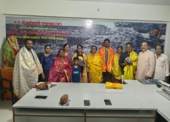 ज्येष्ठ पत्रकार प्रमोद आहेर यांचे पाथरी येथे साईबाबांचे श्रद्धापूर्वक दर्शन